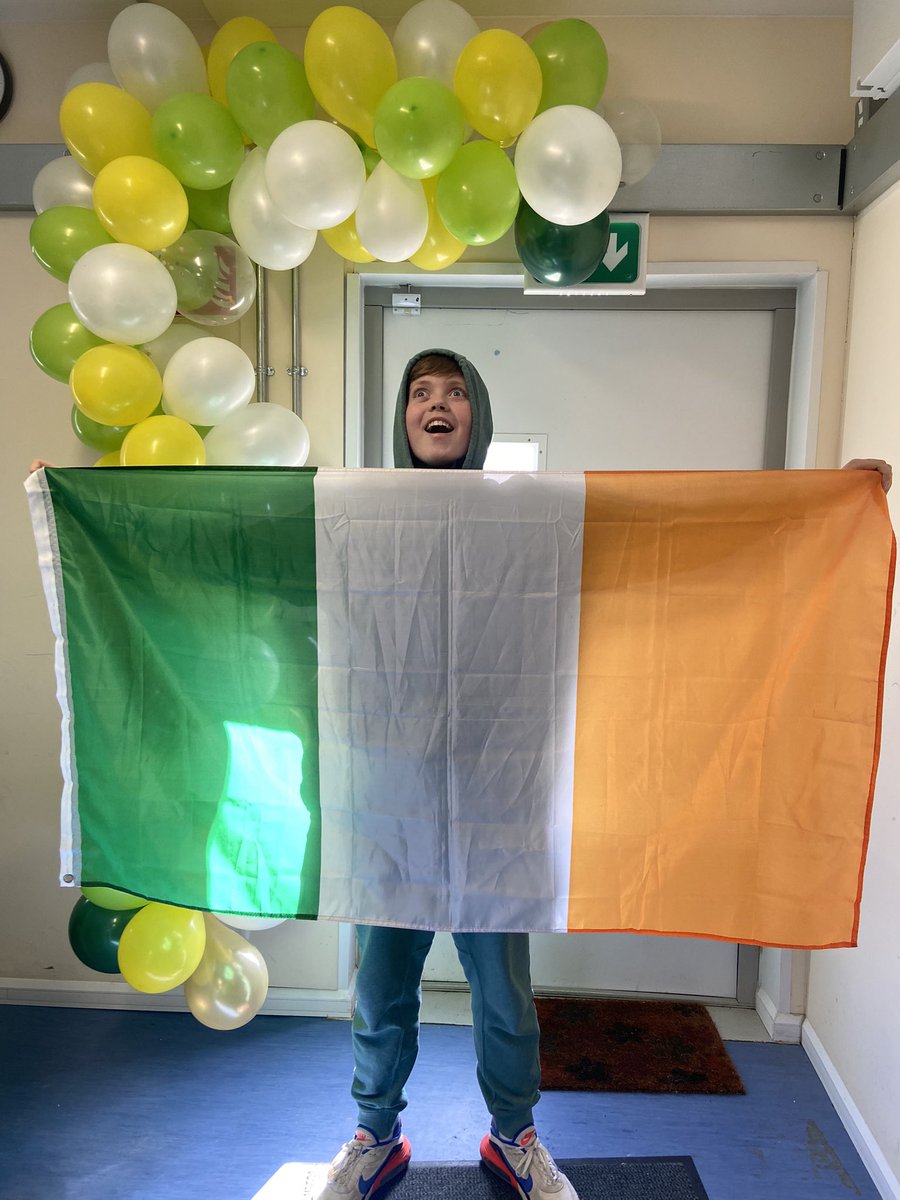 muinteoirduffy's tweet photo. Seachtain na Gaeilge faoi lán seoil i @BelmayneEtss. Bhí toraíocht taisce againn ag am lóin, agus buíochas le ball foirne iontach Lorna a chruthaigh an balloon arch álainn dúinn. Bhí na daltaí go léir ag iarraidh pictiúr leis 🙌🏻 https://t.co/ndFZJ26QlW
