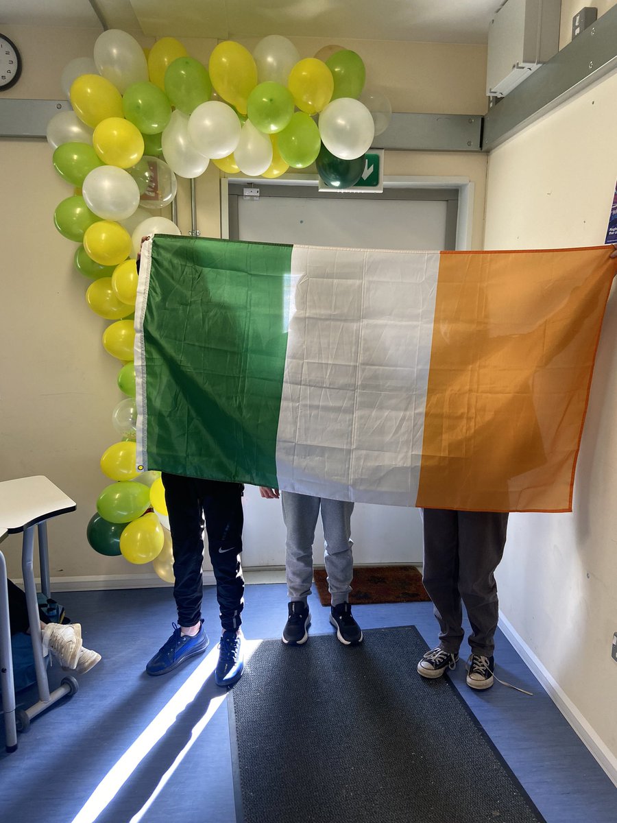muinteoirduffy's tweet photo. Seachtain na Gaeilge faoi lán seoil i @BelmayneEtss. Bhí toraíocht taisce againn ag am lóin, agus buíochas le ball foirne iontach Lorna a chruthaigh an balloon arch álainn dúinn. Bhí na daltaí go léir ag iarraidh pictiúr leis 🙌🏻 https://t.co/ndFZJ26QlW