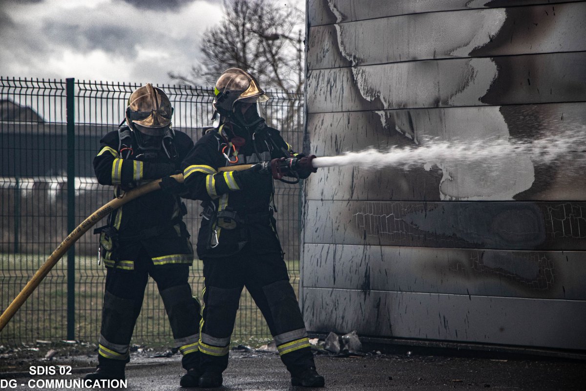 Sdis02's tweet photo. 🚨Bilan d'un samedi opérationnel intense pour #Soissons #AISNE 
2/2 En parallèle 🚒un violent #incendie d'industrie 🔥 se déclenche à #Crouy, sur un bâtiment d'une superficie de 730 m2 🏭
👩‍🚒👨‍🚒Feu maîtrisé, bâtiment sécurisé après une forte mobilisation de longue durée https://t.co/kZb3nHrn1K