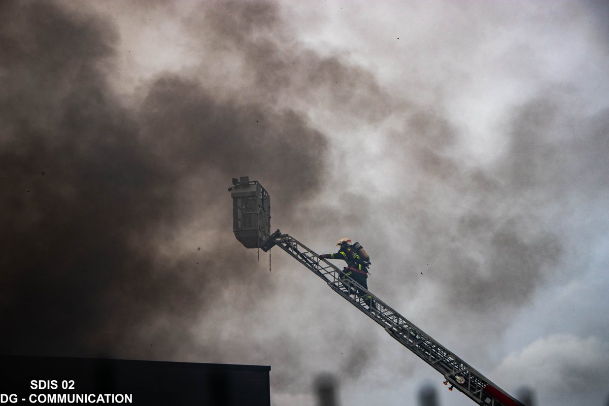 Sdis02's tweet photo. 🚨Bilan d'un samedi opérationnel intense pour #Soissons #AISNE 
2/2 En parallèle 🚒un violent #incendie d'industrie 🔥 se déclenche à #Crouy, sur un bâtiment d'une superficie de 730 m2 🏭
👩‍🚒👨‍🚒Feu maîtrisé, bâtiment sécurisé après une forte mobilisation de longue durée https://t.co/kZb3nHrn1K