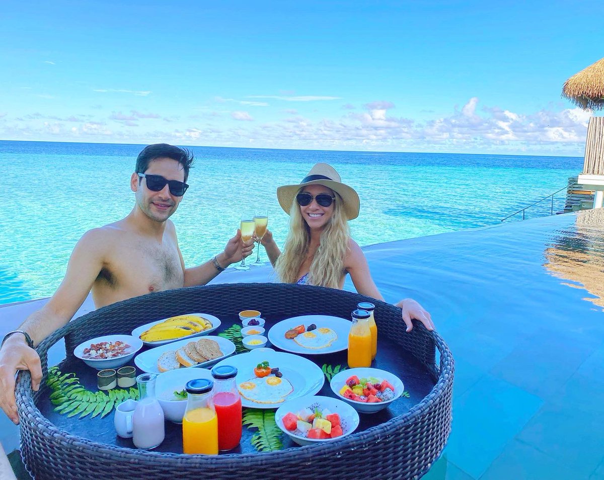 TracyBehr's tweet photo. GM and #HappyMonday frens! This was one of the most memorable mornings I’ve ever had. Who else would want breakfast served like this?! 😋😋 #throwback #takemeback https://t.co/pyZUfRzh9b