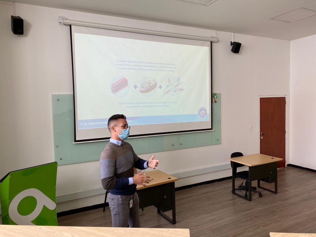 Supertransporte's tweet photo. #AEstaHora se adelanta una jornada de formación dirigida a los estudiantes del consultorio jurídico de la Universidad @Areandina sobre derechos y deberes de los usuarios del sector transporte. ¡#EsConHechos y trabajando #EnEquipo que velamos por la #ProtecciónAlUsuario! https://t.co/IaYTb8qS4L