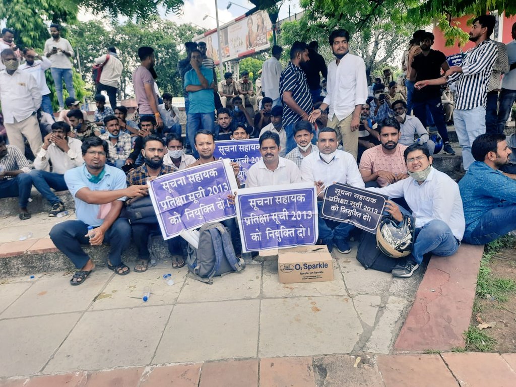 ShimbhuKasari's tweet photo. @ashokgehlot51 #नियुक्ति दो #सूचना सहायक प्रतीक्षा सूची अभ्यर्थी पिछले 8 वर्षों से नियुक्ति का इंतजार कर रहे हैं आपकी सरकार केवल आश्वासन ही दे रही है नियुक्ति नहीं जबकि आपको कई बार इस भर्ती से संबंधित अवगत भी करवाया है आपसे निवेदन है कि जल्द से जल्द नियुक्ति देने की कृपा करें @ashokgehlot51 https://t.co/mp7RJ1o4Ep