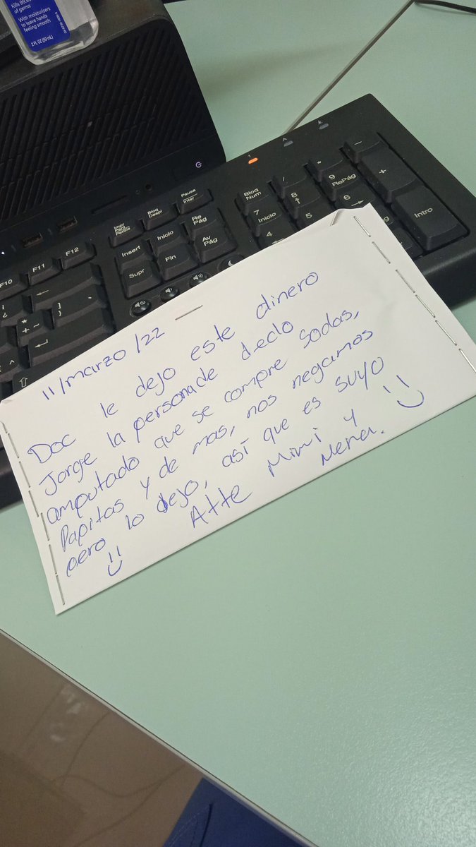 ElGaboRMZ's tweet photo. Hace unos días llegó un px que a nada estuvo de quedarse sin dedo,estuve 1hr controlando el sangrado,suturando y revisando que no existiera compromiso neurovascular,total que todo bien,lo mandé a su casa con curaciones y profilaxis antibiótica.Y bueno,regresó al centro con esto🥺 https://t.co/cTpJSP9ULb