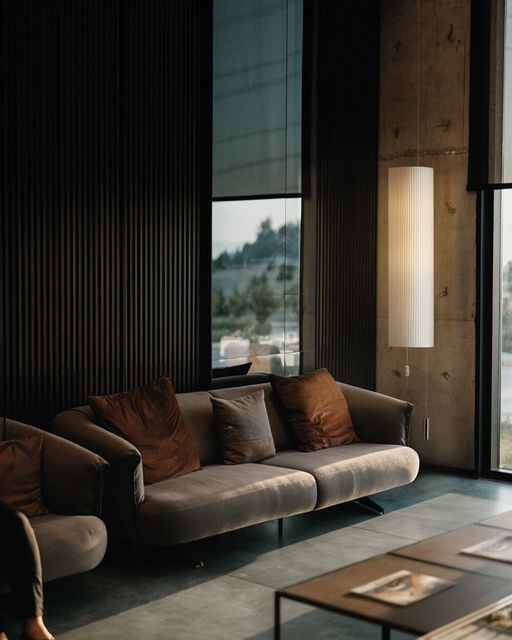 DonLighting's tweet image. 🏘️HangOut gives a vertical look to any space, with its illusion of solidity even as it hangs in the air. You can choose b/w a ceiling connection or a plug to add warmth and light to any cosy nook.
➽bit.ly/3pZ72rJ
#donlighting #massmi #hangout #hangoutpendantlight #light