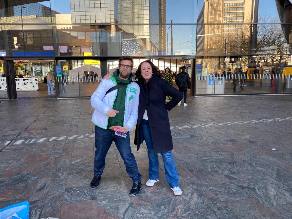 Met wat extra hulp &amp; handen de middagshift van het spitsflyeren 💪 met #D66Rotterdam