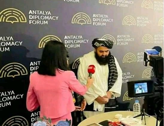 MeryAagy's tweet photo. طالبان وزیرخارجہ مولوی امیر خان متقی  کا ایک انگریز خاتون صحافی سے آمنا سامنا،تصویر وائرل

https://t.co/tlIPuBjuO6 https://t.co/P6lBhZB4oa