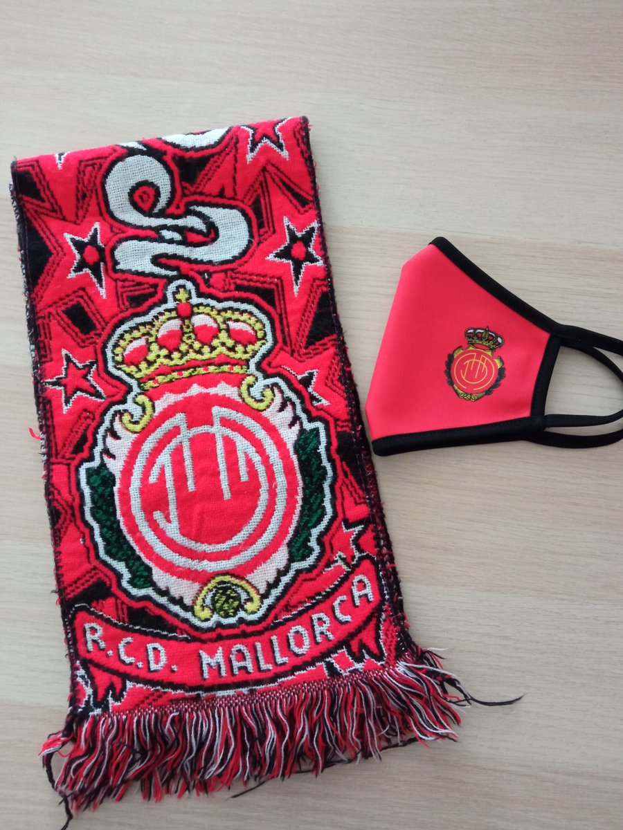 1981Mallorquin's tweet photo. Nosotros podemos somos un equipo fuerte vamos a demostrarlo en el terreno de juego y nuestra afición estará ahí con vosotros @RCD_Mallorca Amunt Mallorca 🔴⚫👹 #RCDMallorcaRealMadrid #dimonio #RCDMallorca https://t.co/iLTYHAoTPa