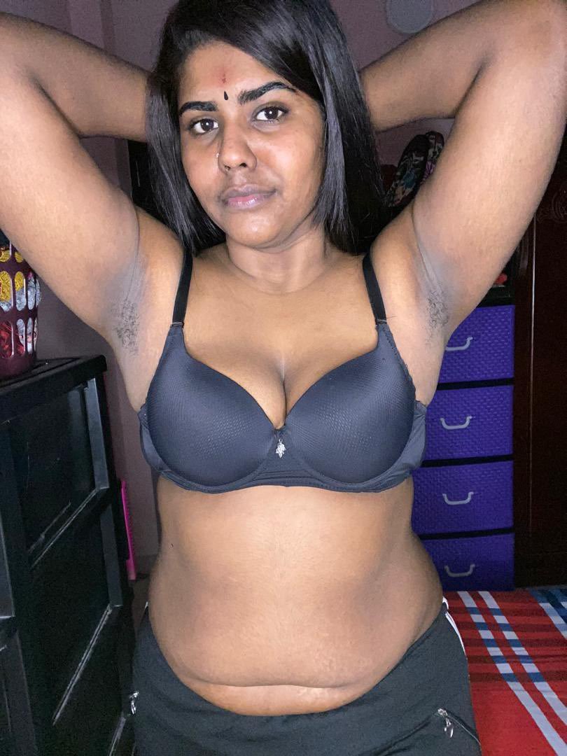 Anitaku0's tweet photo. Meri friend ki badi didi. Sawli hai par bohot sexy hai. https://t.co/99vRpoiMq1