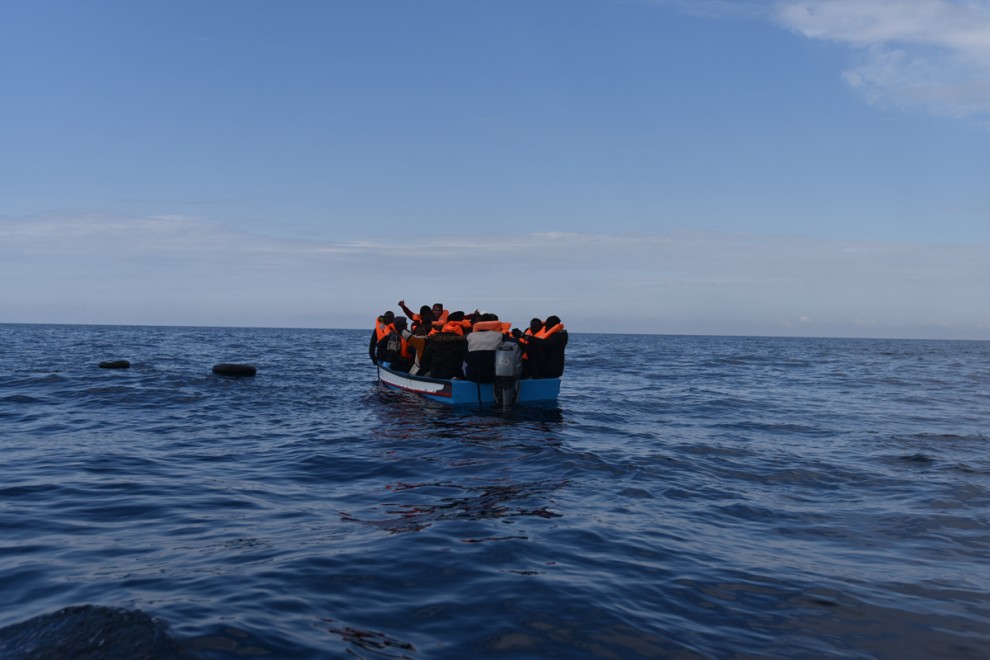 Mueren 44 personas en un naufragio cuando trataban de llegar a Canarias. Entre los fallecidos se encuentran tres mujeres y dos bebés, pero no preocupan a Europa porque el color de su piel es negra y no vienen de Ucrania ¡Maldito cinismo!