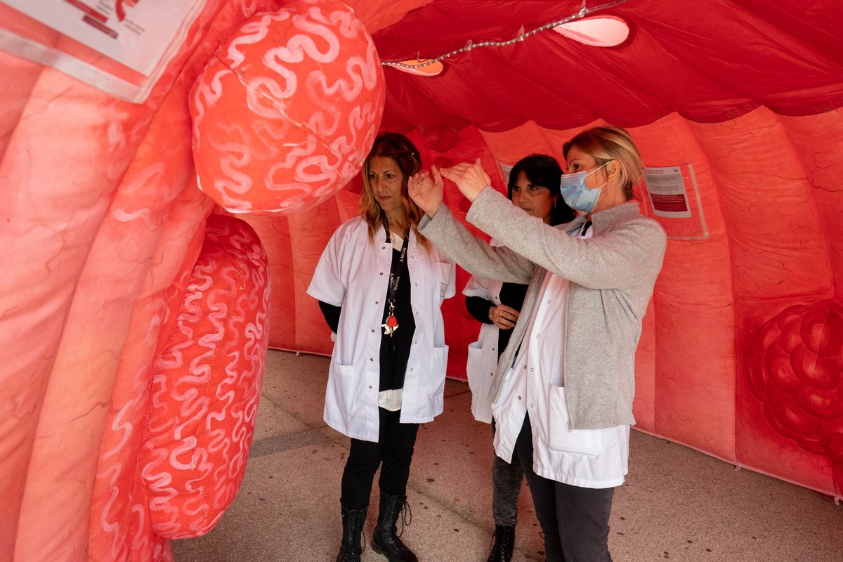 hopitalAntibes's tweet photo. Retour en images sur la journée de sensibilisation #MARSBLEU à l’@hopitalAntibes. Une occasion pour nos professionnels et nos partenaires d’informer nos visiteurs comme nos hospitaliers sur le dépistage du cancer du côlon @CRCDC_SUD_PACA @laliguecancer #ColonTour #APAFORME https://t.co/xlHXCudb4V