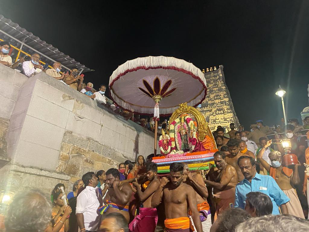 Privileged to meet Kanchikamakodi Peedathipati Sri Sri Shankara Vijendra Saraswati Swamigal today in Kanchipuram and take his blessings. On this very important day of Teppa Utsava festival, truly humbled to have spend time with Kanchi Periyavar and soak in his teachings!