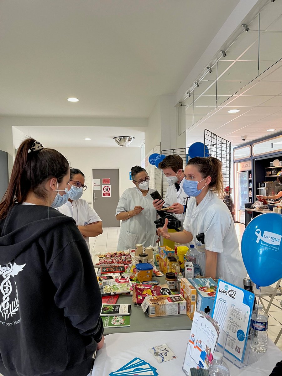 hopitalAntibes's tweet photo. Retour en images sur la journée de sensibilisation #MARSBLEU à l’@hopitalAntibes. Une occasion pour nos professionnels et nos partenaires d’informer nos visiteurs comme nos hospitaliers sur le dépistage du cancer du côlon @CRCDC_SUD_PACA @laliguecancer #ColonTour #APAFORME https://t.co/xlHXCudb4V