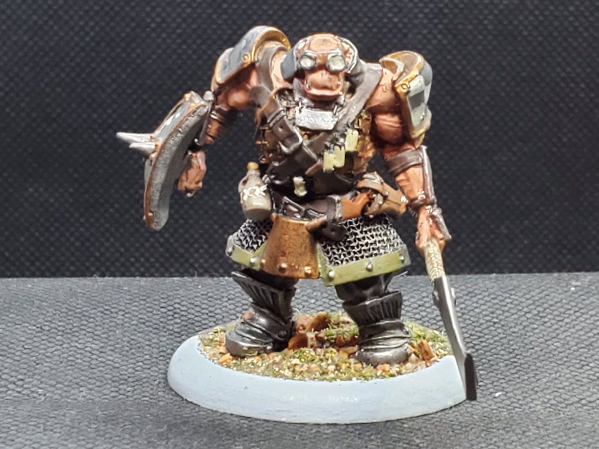 empryme's tweet photo. #MiniatureMonday is here once more. And here is a #conversion I did way back for an #Ogrun Bokur, wandering ogrun who work as bodyguards for hire (until they find the right lord). Nothing wrong w/ the OG, just wanted more #panache

@privateerpress #P3Painters #WARMACHINE #Rhulic https://t.co/moOTLny6Wl