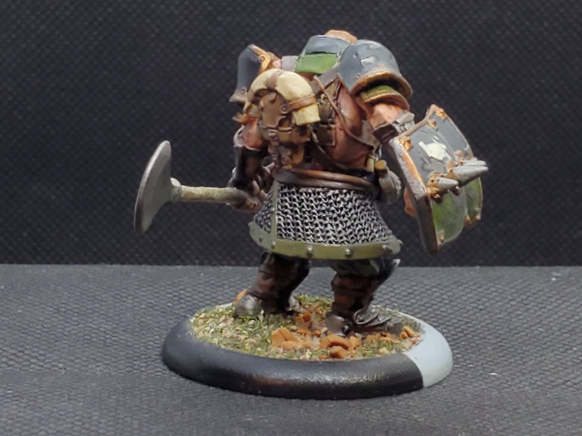 empryme's tweet photo. #MiniatureMonday is here once more. And here is a #conversion I did way back for an #Ogrun Bokur, wandering ogrun who work as bodyguards for hire (until they find the right lord). Nothing wrong w/ the OG, just wanted more #panache

@privateerpress #P3Painters #WARMACHINE #Rhulic https://t.co/moOTLny6Wl