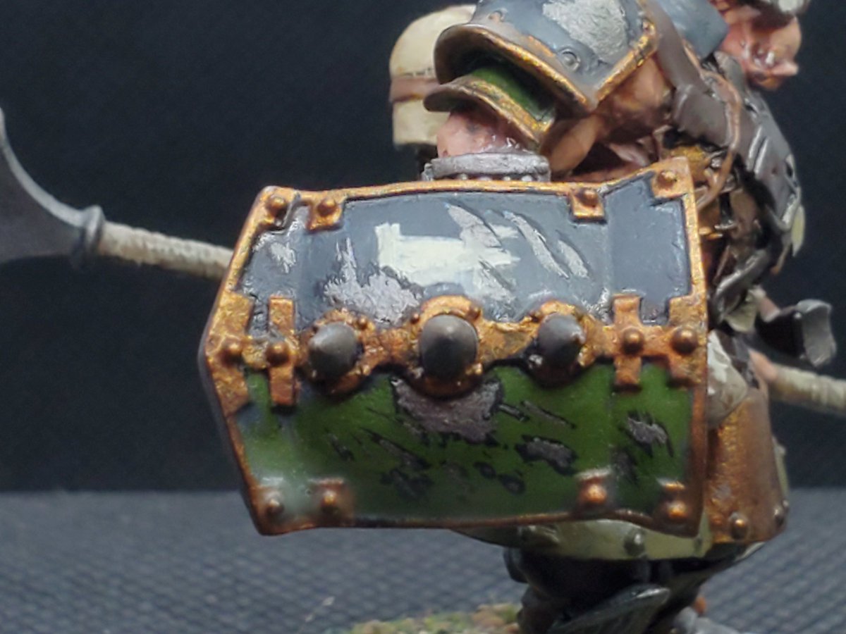 empryme's tweet photo. #MiniatureMonday is here once more. And here is a #conversion I did way back for an #Ogrun Bokur, wandering ogrun who work as bodyguards for hire (until they find the right lord). Nothing wrong w/ the OG, just wanted more #panache

@privateerpress #P3Painters #WARMACHINE #Rhulic https://t.co/moOTLny6Wl