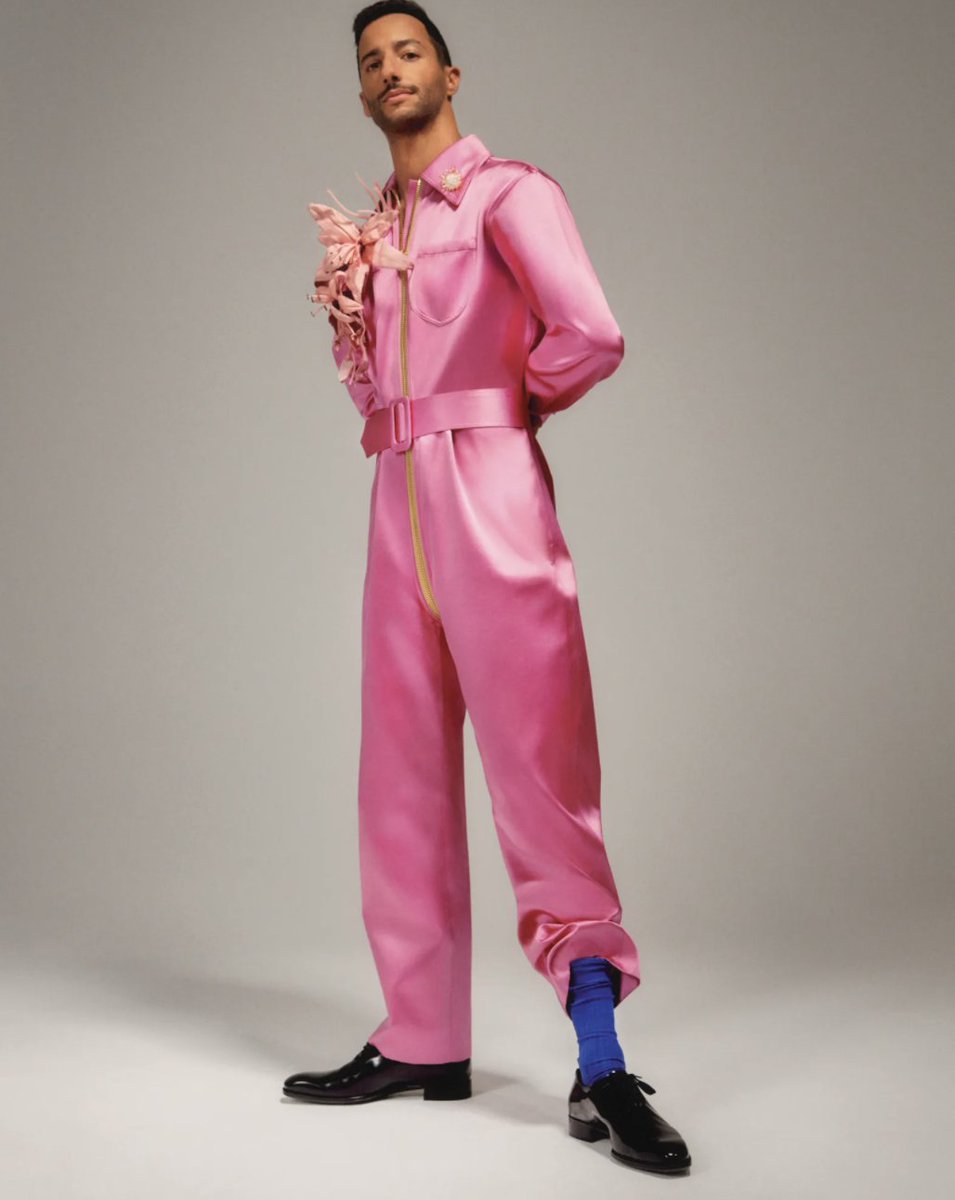 eliz_blackstock's tweet photo. Driver 2: Daniel Ricciardo
Look 2

yeah yeah yeah yeah YEAH YEAH YEAH YEAH

I don't understand fashion enough to understand why one pantleg of the fuchsia jumpsuit needs to be tucked into the royal blue sock, but I don't CARE

200/10 https://t.co/g911mvuXLc