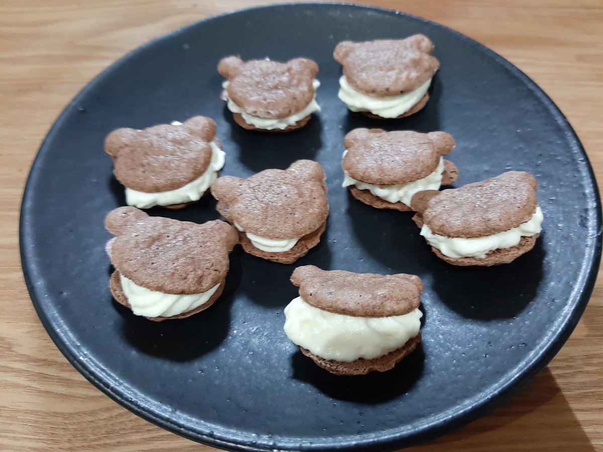 Ha10Channel's tweet photo. くまの形にトゥンカロン♪

バターチーズクリームを挟んだので家族には不評

気がついたら外側ばかり食べられて中のクリームばっかり残ってしまってた。 https://t.co/BlHAwNvKMn