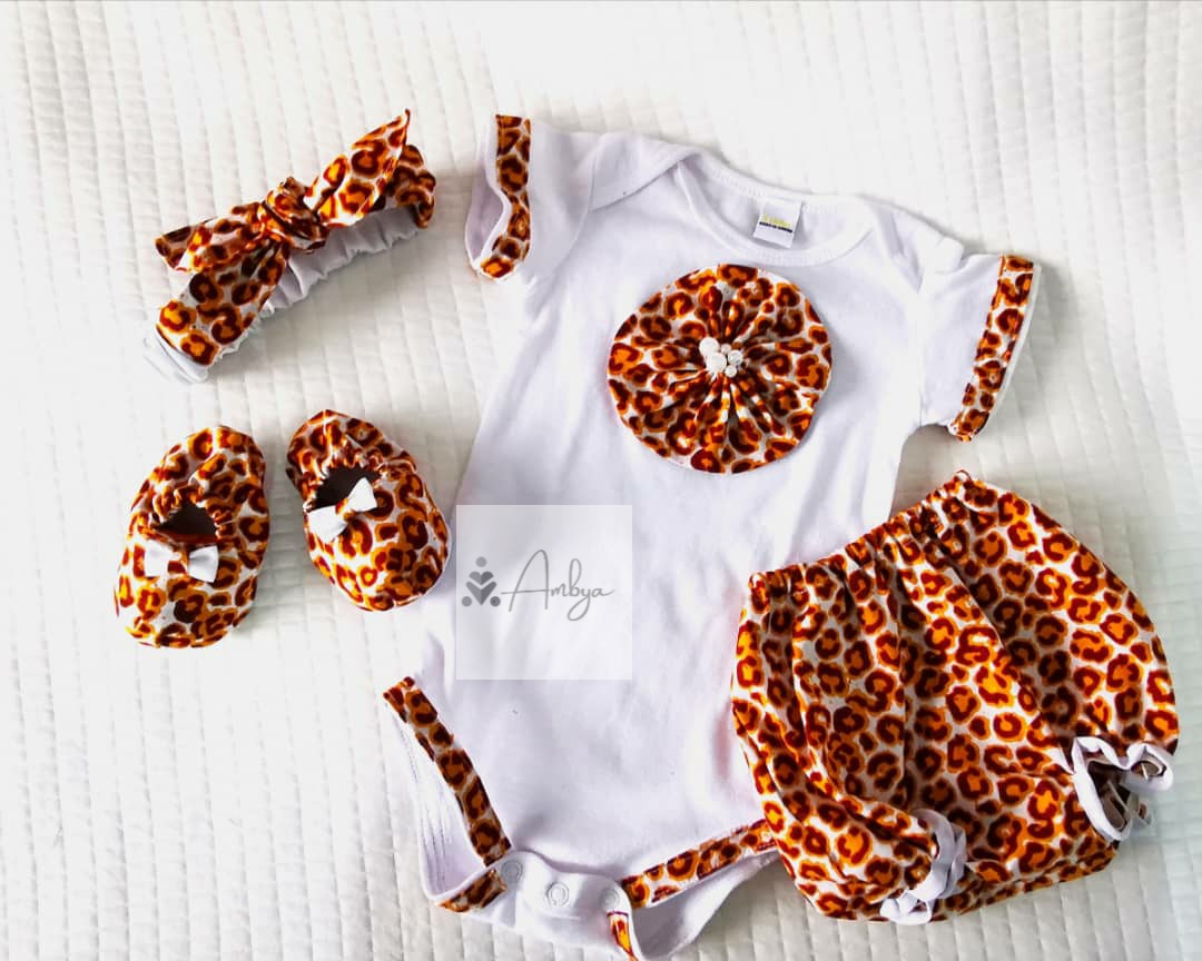 DesignAmbya's tweet photo. Bon début de semaine !
🤎🤍🖤
#madeingabon 
#madeinafrica #handmade #babyshop https://t.co/KlguwQ7IVH
