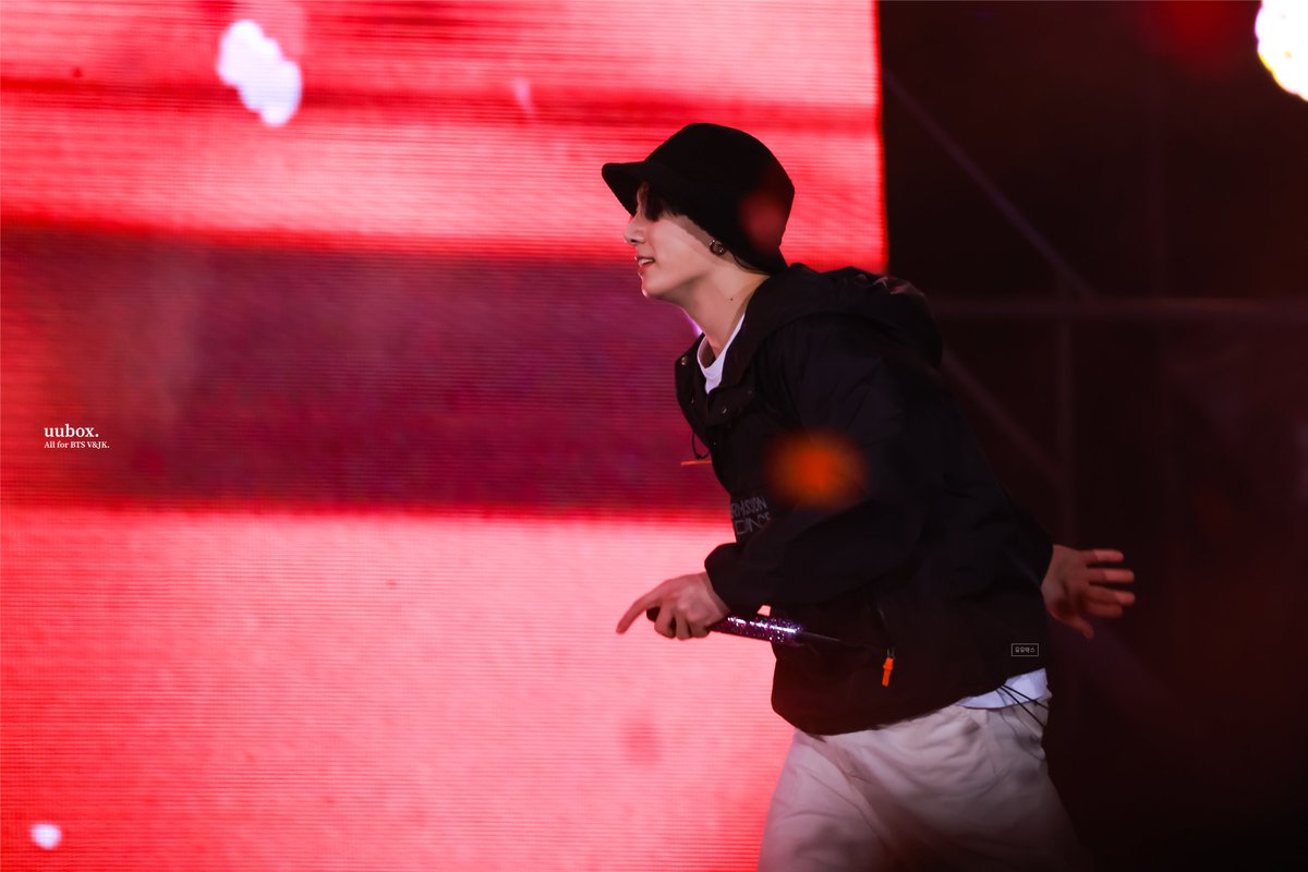 uu_box_'s tweet photo. 220313 PTD ON STAGE in Seoul

"我們從來都不是單向奔赴"

#정국 #JUNGKOOK 
#PTD_ON_STAGE_SEOUL 
#BTS #방탄소년단 @BTS_twt https://t.co/WeoCJkSfb8