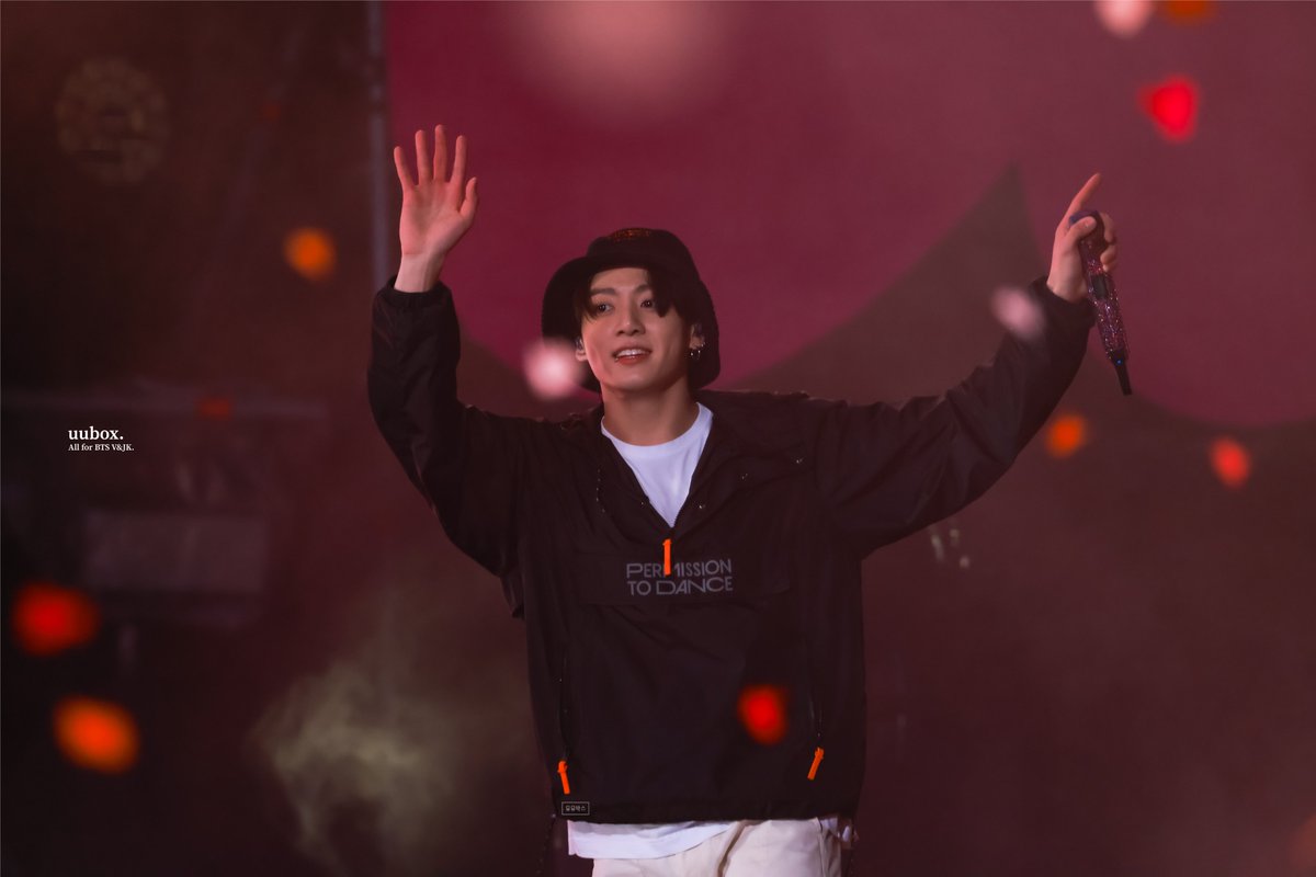 uu_box_'s tweet photo. 220313 PTD ON STAGE in Seoul

"我們從來都不是單向奔赴"

#정국 #JUNGKOOK 
#PTD_ON_STAGE_SEOUL 
#BTS #방탄소년단 @BTS_twt https://t.co/WeoCJkSfb8