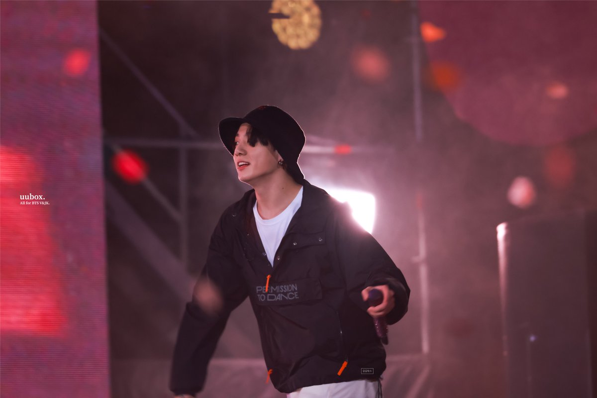 uu_box_'s tweet photo. 220313 PTD ON STAGE in Seoul

"我們從來都不是單向奔赴"

#정국 #JUNGKOOK 
#PTD_ON_STAGE_SEOUL 
#BTS #방탄소년단 @BTS_twt https://t.co/WeoCJkSfb8
