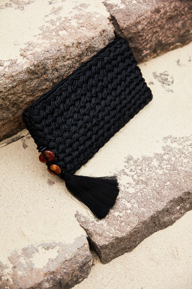 Perla Black Raffia Clutch

Order Now at serenauziyel.com

#serenauziyel #luxuryfashion #raffiabags #clutchbags #naturalstones #summerbags #blacktassel #handcraftedbags #braidedbags #madeinitaly