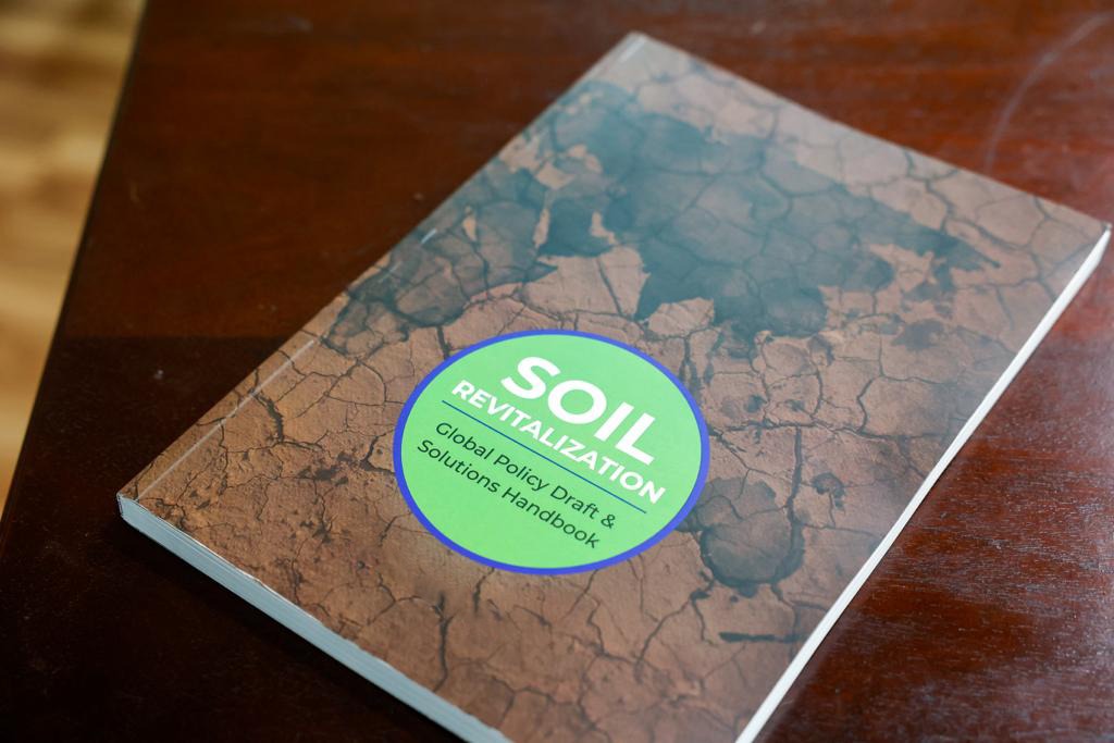 SadhguruJV's tweet photo. The #SaveSoil Movement is developing detailed draft policy &amp; technical recommendations for all countries across the world taking into consideration their latitudes (agro-climatic conditions), agriculture traditions, soil types &amp; economic conditions. –Sg @cpsavesoil https://t.co/rPvRrrhkSk