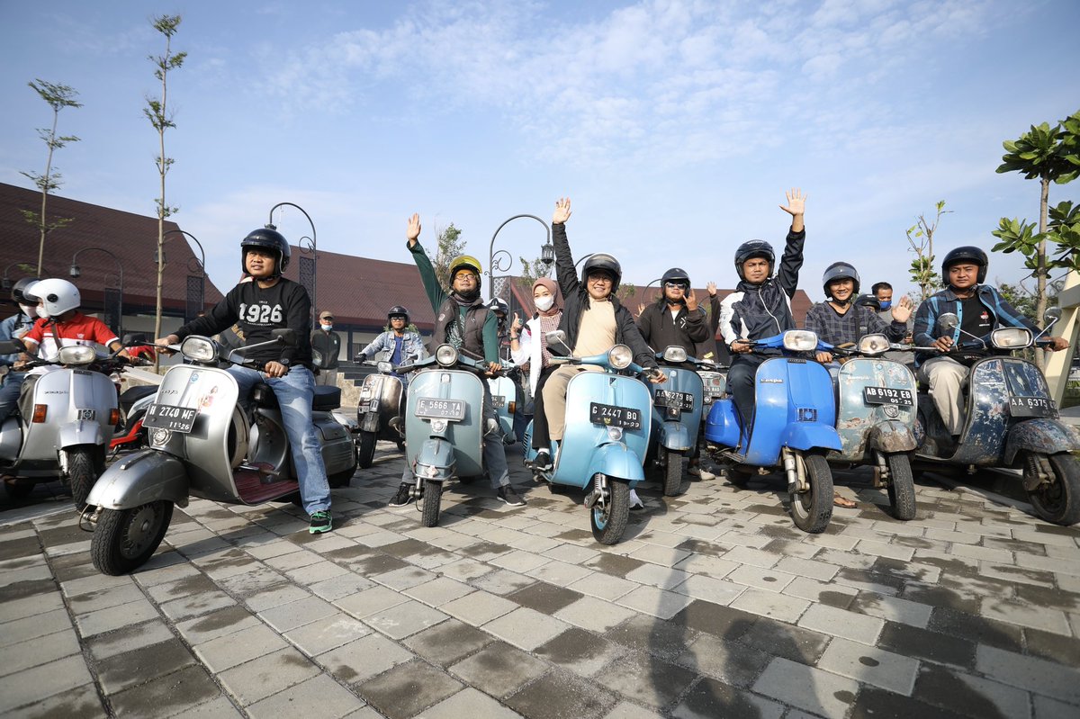 cakimiNOW's tweet photo. Magelang Vespa Club,
Terimakasih telah diajak keliling Magelang menikmati jakan yang mulus dan lingkungan yang bersih.
Magelang kukan kembali.
Nikmat apalagi yang kau dustakan..?
Disetiap kunjunganku selalu disambut para penggemar vespa https://t.co/Uh2IJ2BcRE