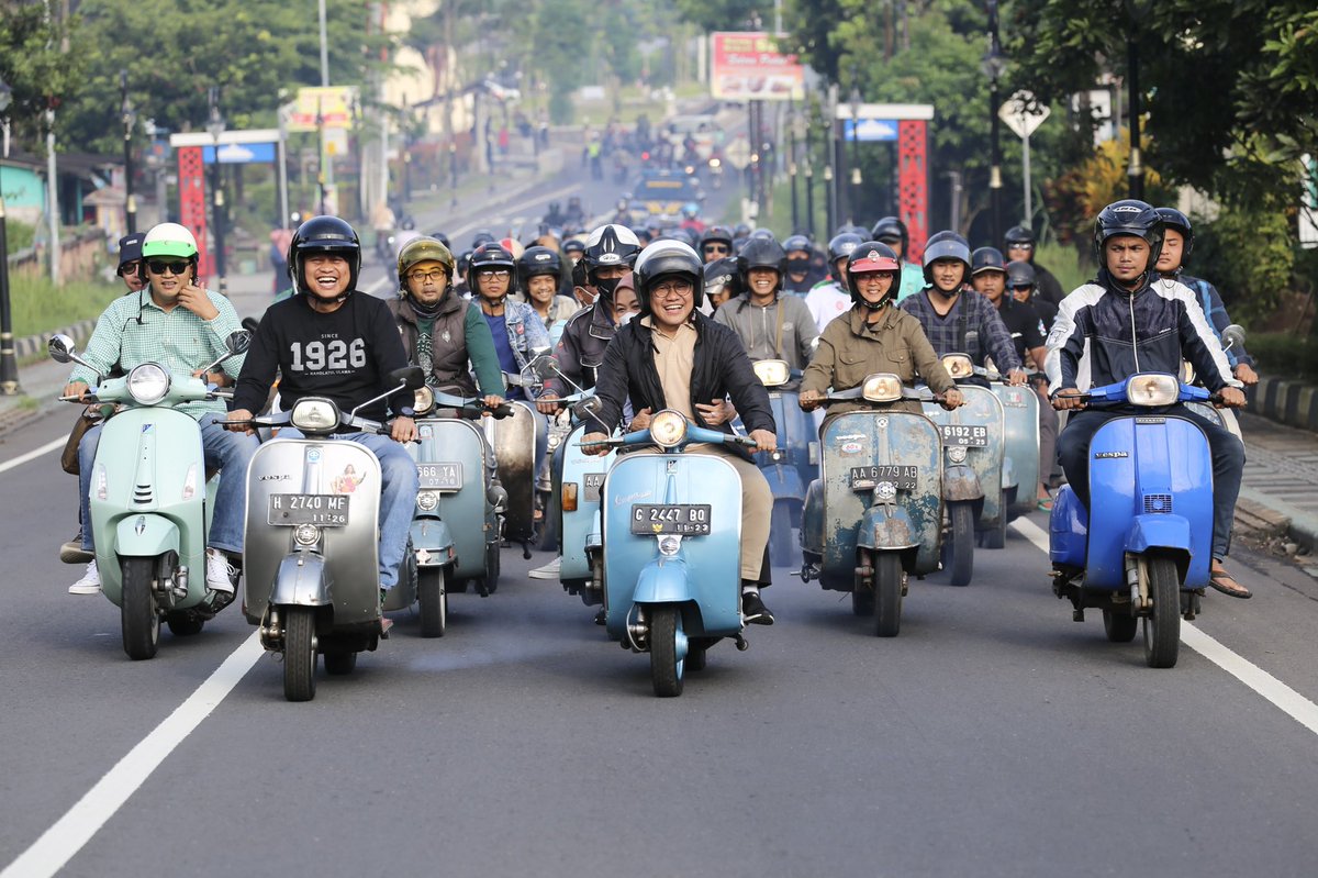 cakimiNOW's tweet photo. Magelang Vespa Club,
Terimakasih telah diajak keliling Magelang menikmati jakan yang mulus dan lingkungan yang bersih.
Magelang kukan kembali.
Nikmat apalagi yang kau dustakan..?
Disetiap kunjunganku selalu disambut para penggemar vespa https://t.co/Uh2IJ2BcRE