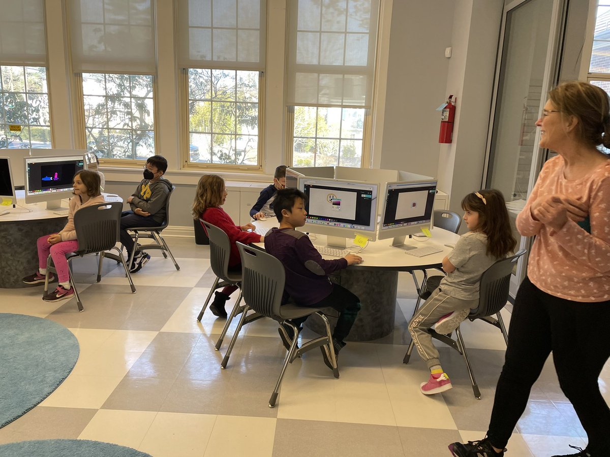 MrsCorrenti3's tweet image. Learning how to code in the technology lab! @mstorrey2014 @lmtorrey