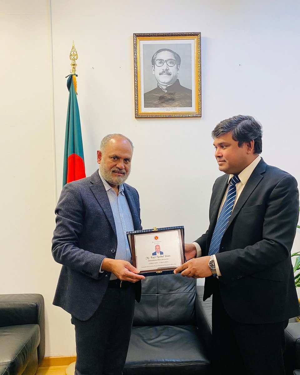 BCGMilan's tweet photo. Farewell memento presented to Mr Kazi Nasibul Islam, the outgoing Administrative Officer (accounts) of Bangladesh Consulate General in Milan 🇧🇩

#Bangladesh #Milan #farewell https://t.co/0pPWXW26UK