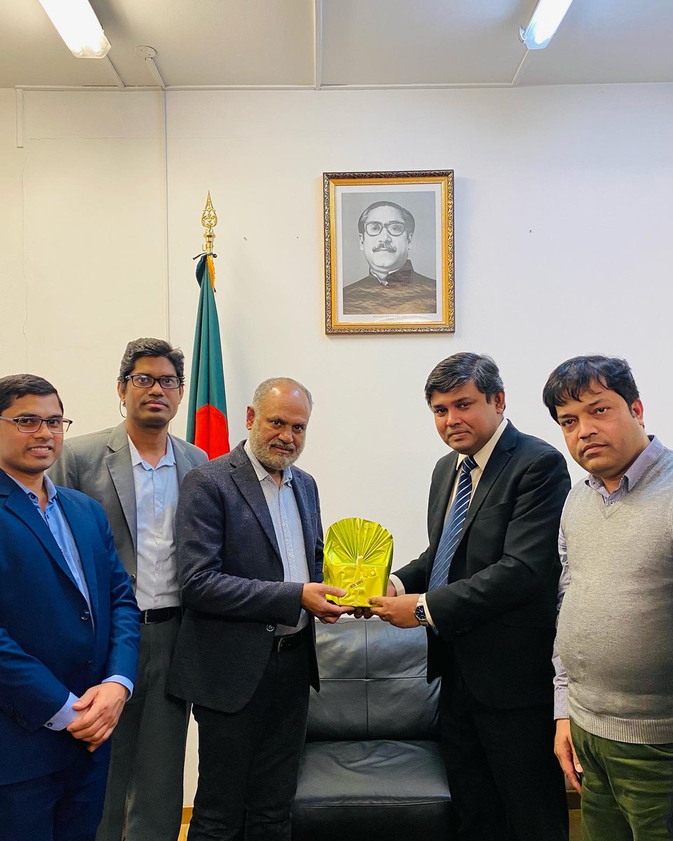 BCGMilan's tweet photo. Farewell memento presented to Mr Kazi Nasibul Islam, the outgoing Administrative Officer (accounts) of Bangladesh Consulate General in Milan 🇧🇩

#Bangladesh #Milan #farewell https://t.co/0pPWXW26UK