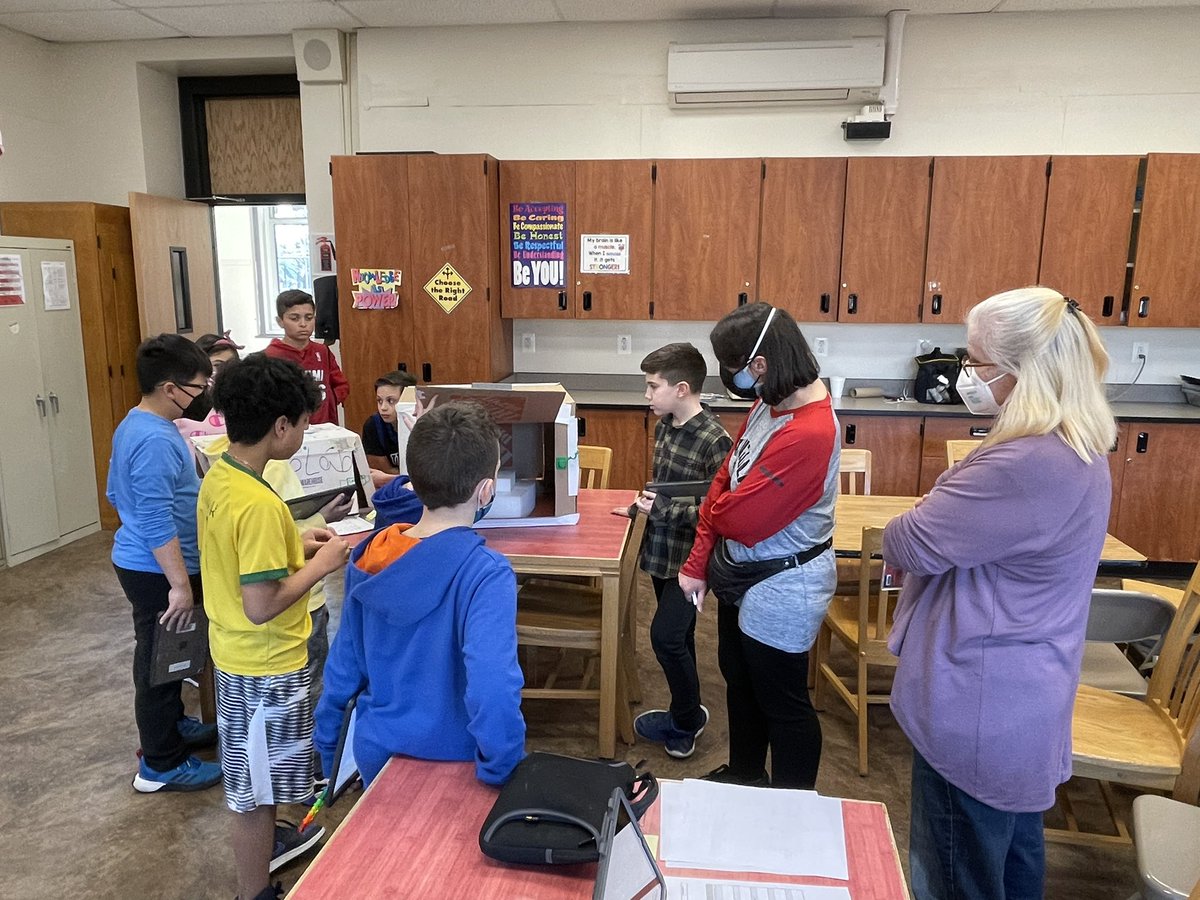 techtchrMsG's tweet photo. This past Friday the robotics club had it’s first ever Showcase! These students really embraced what it means to be an engineer. Their endless hard work, collaboration, and positivity was always shown. #MineolaProud of these students! @MineolaMS @MSFabLab @MeadowScience https://t.co/OFpwsQ3bwH