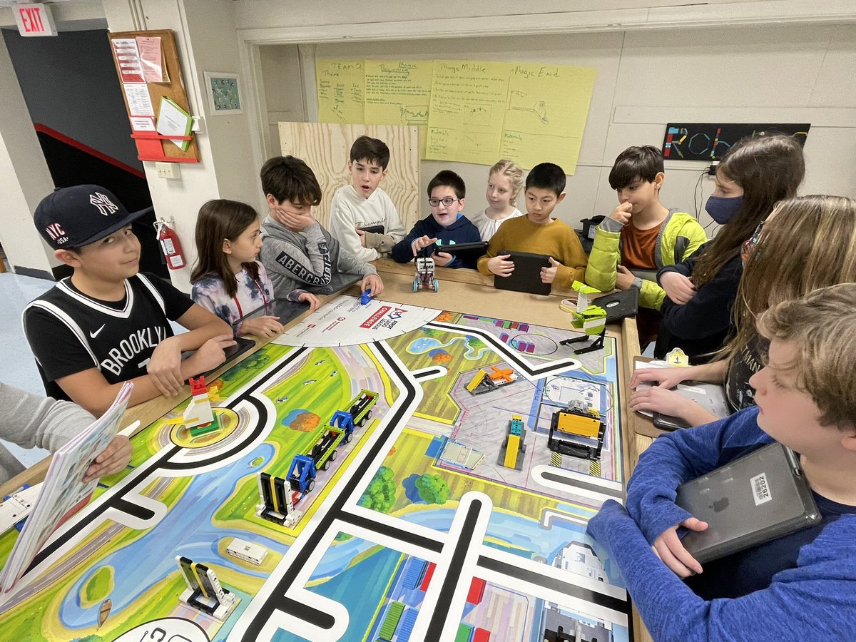 techtchrMsG's tweet photo. This past Friday the robotics club had it’s first ever Showcase! These students really embraced what it means to be an engineer. Their endless hard work, collaboration, and positivity was always shown. #MineolaProud of these students! @MineolaMS @MSFabLab @MeadowScience https://t.co/OFpwsQ3bwH