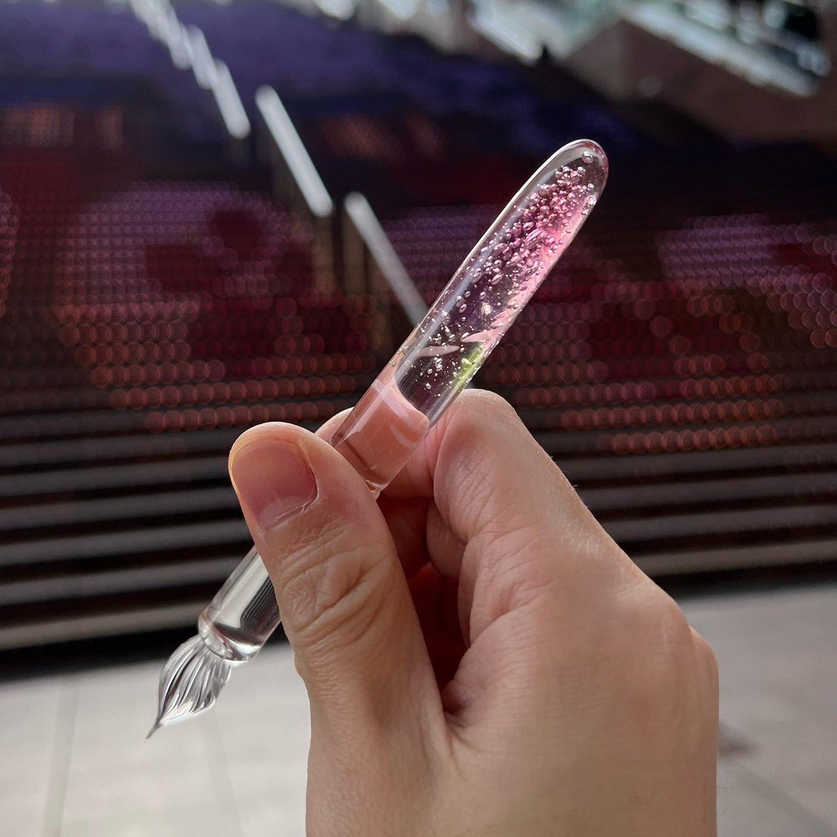 花筏(ハナイカダ)ガラスペン ピンクの泡に ほんのり新芽🌱の黄緑 川に