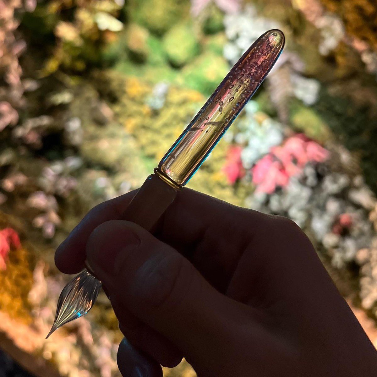 花筏(ハナイカダ)ガラスペン ピンクの泡に ほんのり新芽🌱の黄緑 川に