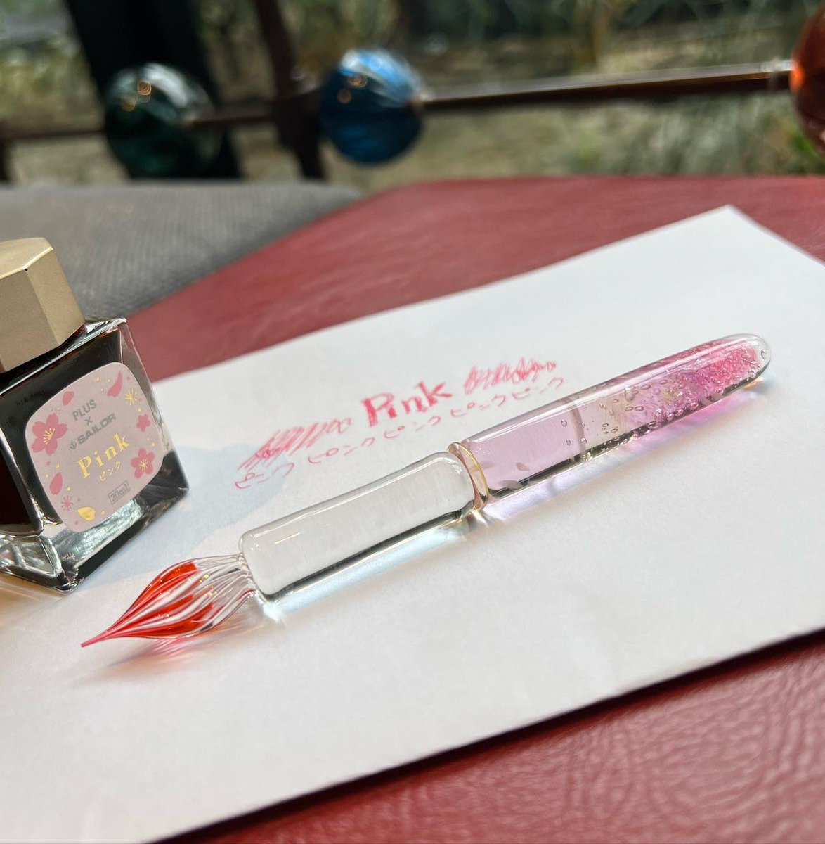 花筏(ハナイカダ)ガラスペン ピンクの泡に ほんのり新芽🌱の黄緑 川に