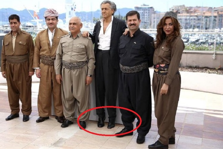 monsieurOurs's tweet photo. @PersonallySorry @lijukic Bernard Henri Levy / BHL
French so-called intellectual. 
also known as white shirt man, and entartage specialist. https://t.co/kGr8K5KodD