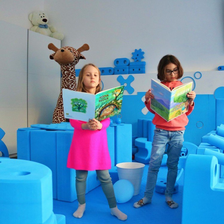ImgPlayground's tweet photo. “There are many little ways to enlarge your child’s world. Love of books is the best of all.” - Jacqueline Onassis
Happy Monday! 😁💙
📸 plavi.svijet.igraonica via instagram
#bigblueblocks #imaginationplayground #littlereaders #playbasedlearning #readandplay https://t.co/RQnsMrV0Rc