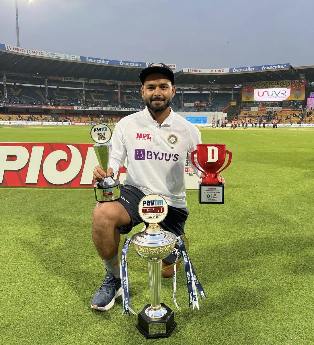 RishabhPant17's tweet photo. Onwards and upwards! 🏆 🇮🇳  #TeamIndia #INDVsSL
#RP17 https://t.co/zfc56u86cl