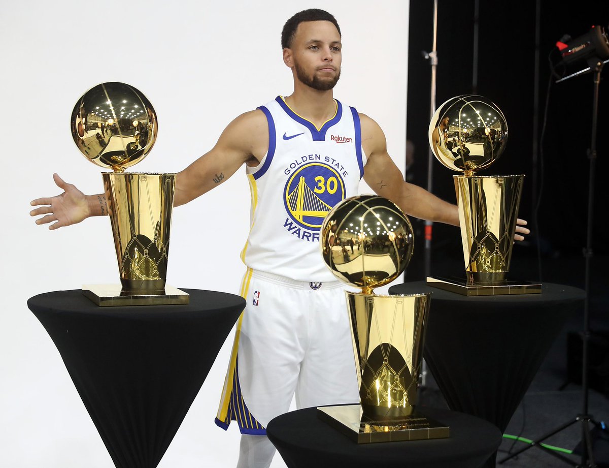 PasionBasketNBA's tweet photo. Hoy cumple 34 años Stephen Curry:

➡️ 3 anillos
➡️ 2 MVPs
➡️ 8 veces All Star
➡️ 2 veces Campeón Concurso Triples
➡️ 4 veces Mejor Quint NBA
➡️ 2 veces Máx Anotador NBA 
➡️ 2 Oros Mundial
➡️ Miembro de los 75 Mejores Jugadores de la historia NBA

El mejor triplista de la historia https://t.co/XjFM9gF0Qh