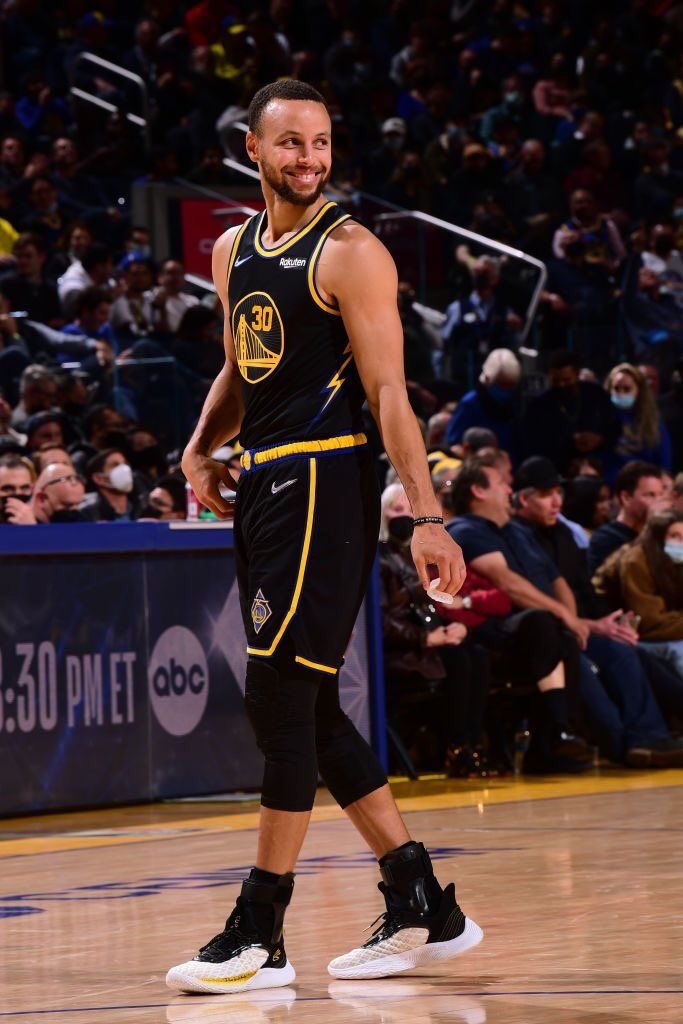 PasionBasketNBA's tweet photo. Hoy cumple 34 años Stephen Curry:

➡️ 3 anillos
➡️ 2 MVPs
➡️ 8 veces All Star
➡️ 2 veces Campeón Concurso Triples
➡️ 4 veces Mejor Quint NBA
➡️ 2 veces Máx Anotador NBA 
➡️ 2 Oros Mundial
➡️ Miembro de los 75 Mejores Jugadores de la historia NBA

El mejor triplista de la historia https://t.co/XjFM9gF0Qh