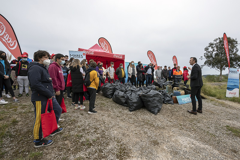 cantabriaes's tweet photo. ✅ @GuillermOngayo pone en valor la labor altruista de los voluntarios medioambientales para mantener limpios de residuos las playas y ríos de #Cantabria

👉 Ha participado en la limpieza de la ría de Requejada en el marco de #MaresCirculares

ℹ️➡️ https://t.co/MVNfpCcnp4 https://t.co/gjkxJ5cJEy