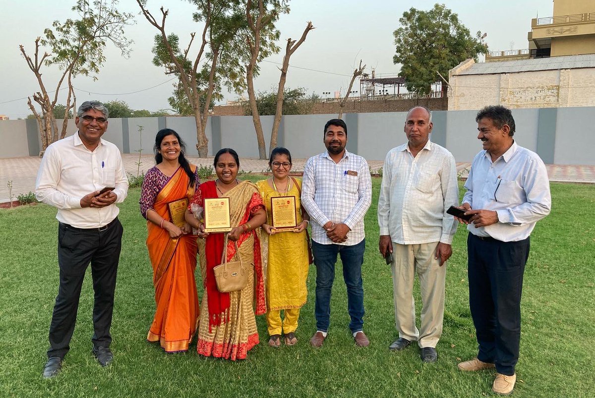 संभागीय आयुक्त - बीकानेर श्री नीरज के.पवन व अतिरिक्त निदेशक रचना भाटिया मैडम ने पर्यावरण संरक्षण के क्षेत्र में उत्कृष्ट कार्य करने पर पारिवारिक वानिकी टीम लूनकरनसर को प्रोत्साहित करते हुए  ‘अपराजिता’सम्मान से सम्मानित किया।🙏🙏@TreeManOfDesert <a href="/Sunny_swami/">Sunny swami</a>