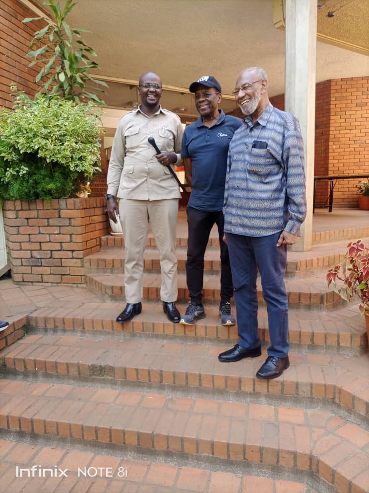 PatricOleSosopi's tweet photo. Imekuwa Siku Nyingine Muhimu Ktk Historia Yangu ya Kudai #KatibaMpya Kwa Kupata Mafunzo Kutoka Kwa Jaji Mkuu Mstaafu wa Kenya π°πͺMh #WillyMutunga Pamoja na Mh #Abdilatif Hawa Wote Ni Wanaharakati Wa Haki za Binadamu na Wapigania Demokrasia Hapaπ°πͺ
Nice To Meet Youπ
#TeamKatibaMpya https://t.co/fdERaZuXGP