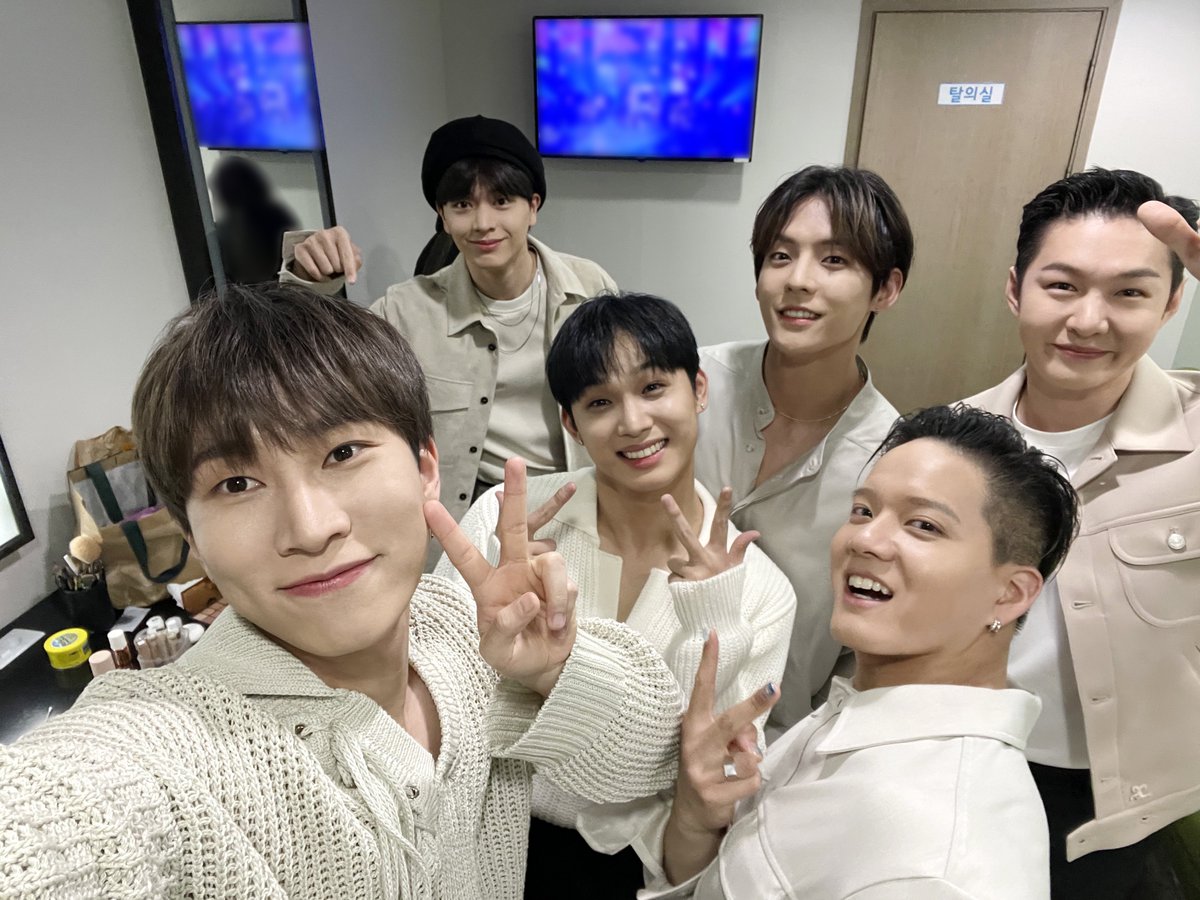 BtB_zuki's tweet photo. [RT💙] 비투비 10주년 기념 EVENT

사랑하는 제 그룹이 10살을 맞이했습니다😊
알티 추첨 한분은 비투비 완전체 키링 세트, 한분은 투썸 깊티콘을 드려요! 함께 축하해주세요!!🎊

✔ 당발은 3월21일 3:21
#비투비 #BTOB #Be_Together
#BTOB_10TH_ANNIVERSARY https://t.co/jQz02sxntJ