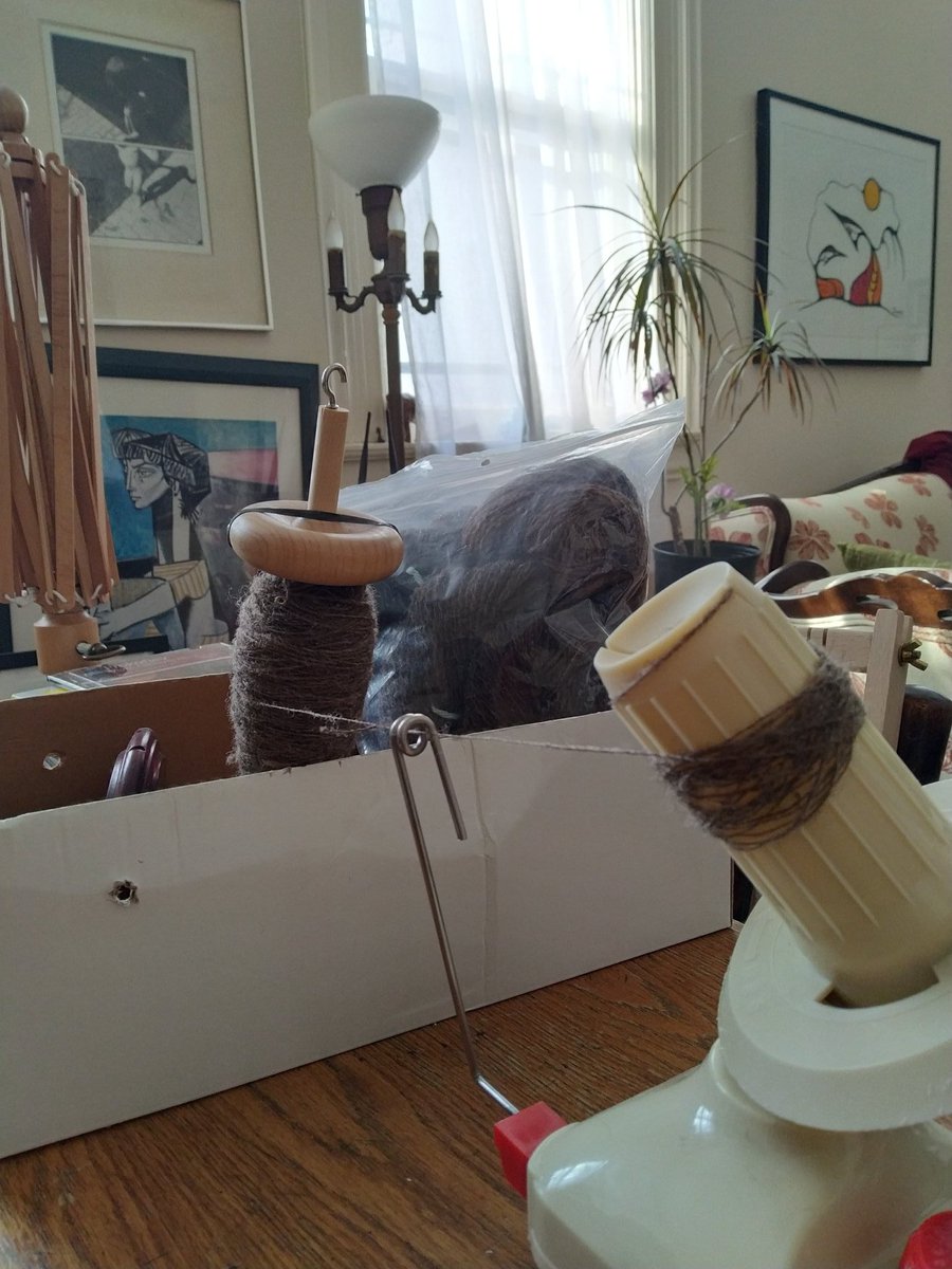 My very sophisticated set up for winding my singles.
#lovewool #lovespinning