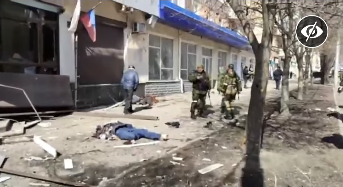 liusivaya's tweet photo. Acaban de bombardear Donetsk. Un Tochka U ha caído en pleno centro de la ciudad. Imagen del lugar de los hechos. 20 víctimas civiles niños incluidos.

¿Algún medio español que se haya hecho eco de esto? ¿O como lo manda hacer el buenazo de Zelensky no interesa sacarlo en portada? https://t.co/94mse0G9kX