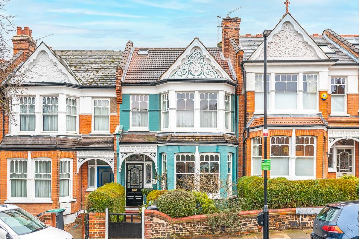 Stacks_London's tweet photo. This very pretty 5-bed mid-terraced #Edwardian #familyhome, located between Ally Pally &amp; Muswell Hill Golf Club, has retained a wealth of charm and #character throughout its approx 1,972 sq ft of internal space. On with @TatlersLLP https://t.co/A7IG0dyH4f